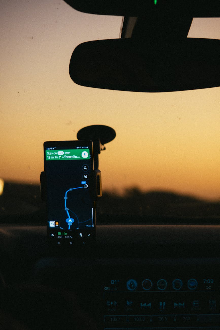 Kaip išmanusis telefonas gali tapti geriausiu kelionių kompanionu automobilyje: programėlės, patarimai ir paslėptos funkcijos