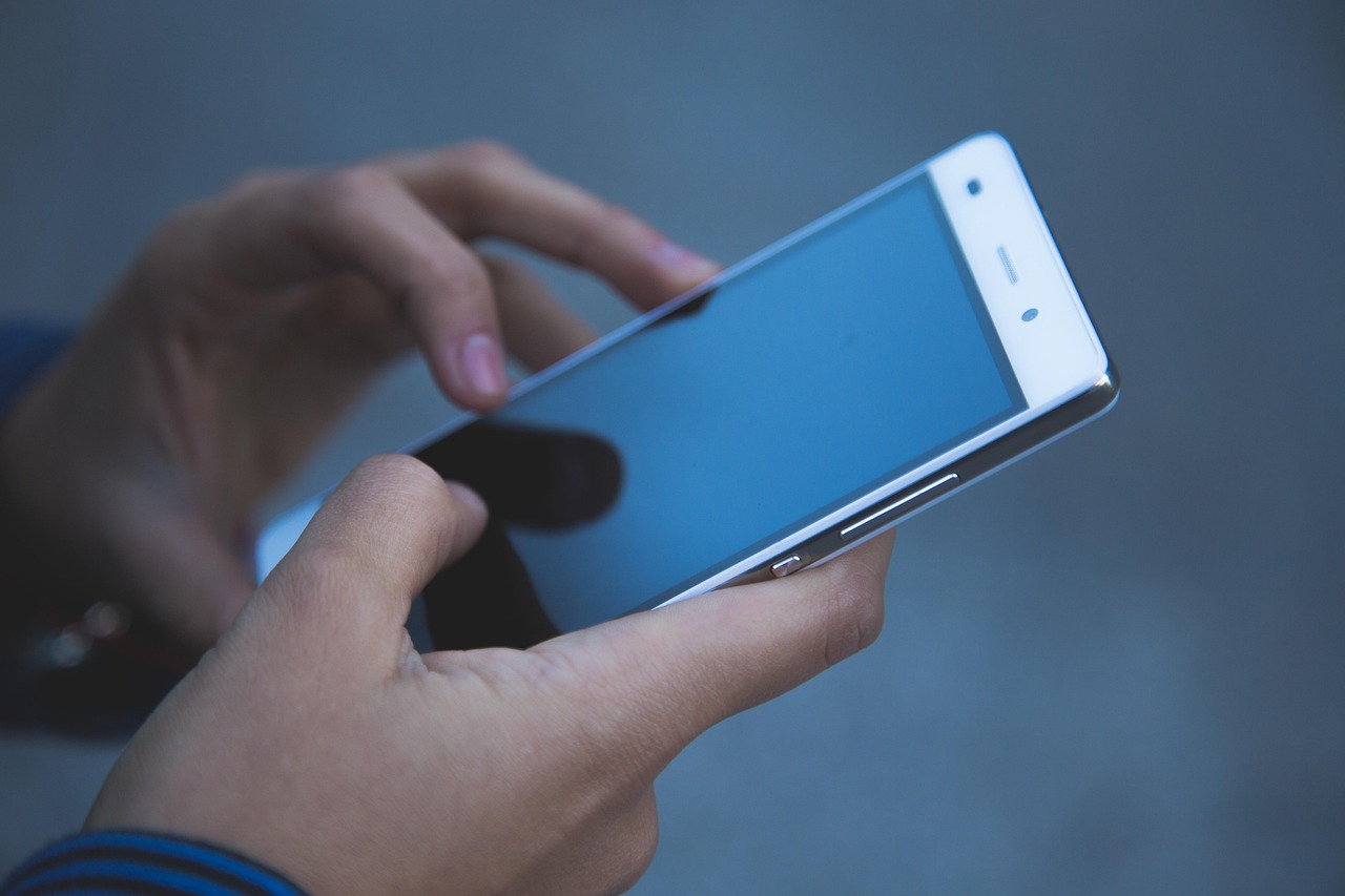 Kaip mobilios technologijos ir naujienų prenumeratos gali pagerinti kasdienę nuotaiką: 7 praktiniai patarimai
